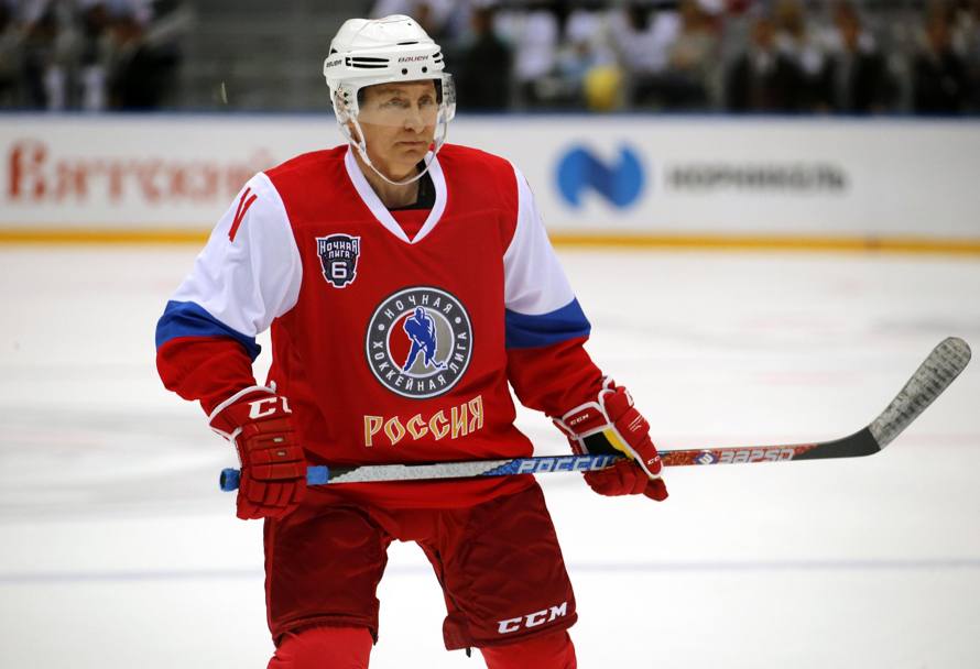 Non  la prima volta che Putin gioca un match di hockey ghiaccio: qui  a Sochi lo scorso maggio. Epa